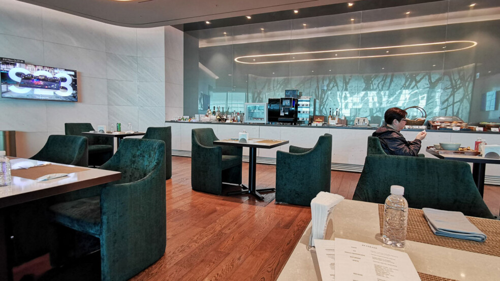 lounge dining area